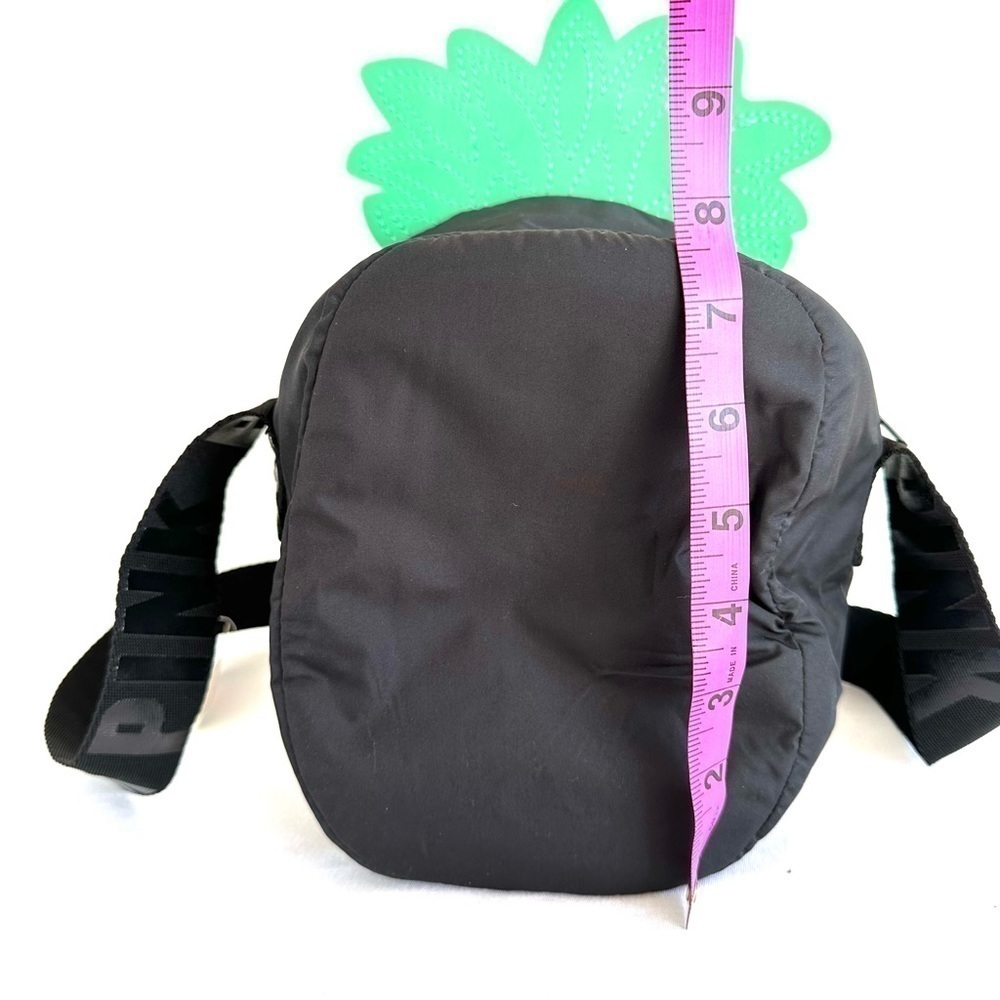 NWT PINK pineapple lunch box bag with shoulder strap. - Picture 6 of 7